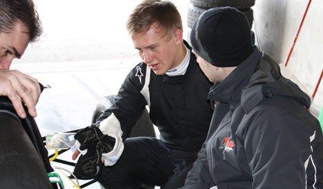 Her er Nikolaj og teamet ved at gennemgå data fra testen på PI-systemet. Teamet har deltaget i Formel Ford de sidste 8 år, og har kørt rigtig meget på Zandvoort banen, så der er god hjælp at hente, når de sidste tiendedele skal findes.